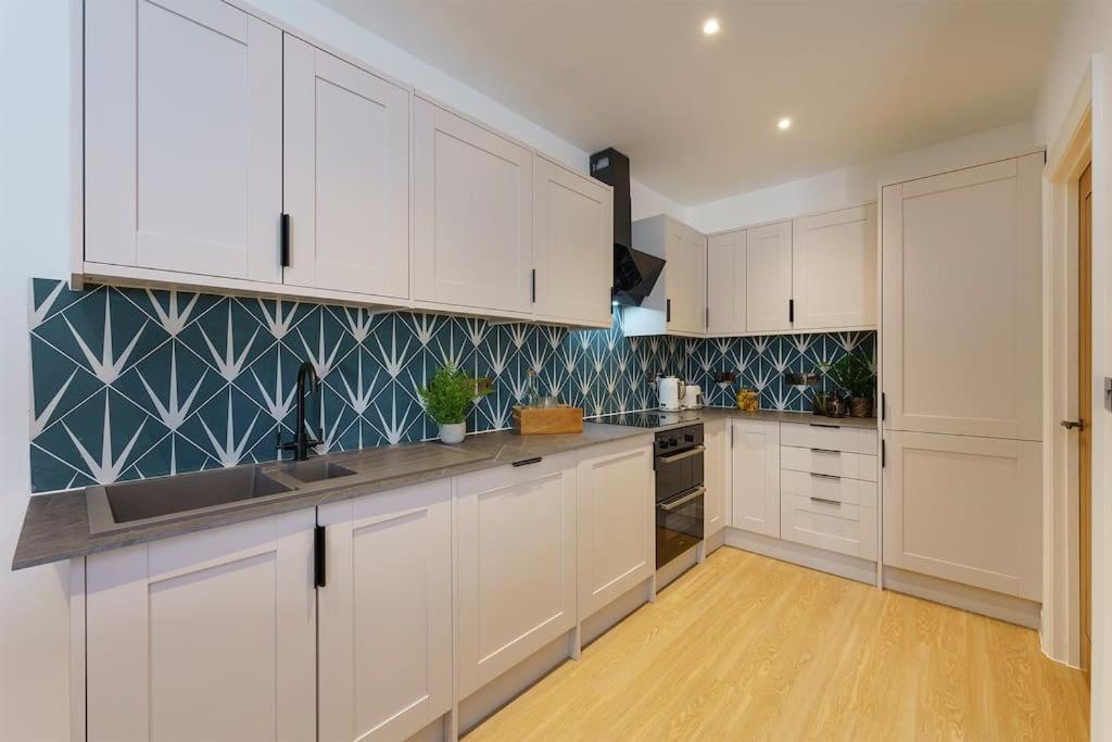 Lilyturf - 2 Bedroom Luxury By Mint Apartamento Bristol